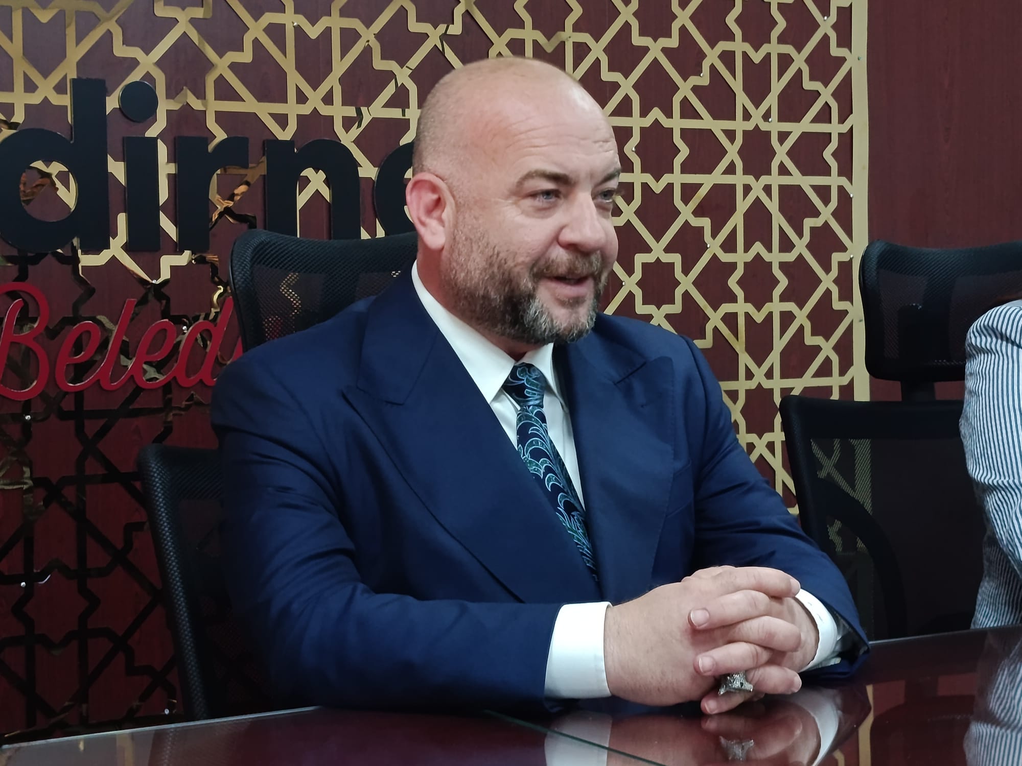 Edirne Belediyesi’nin Haziran ayı olağan meclis toplantısında, Fatih Mahallesi'ndeki mülkiyeti belediyeye ait Nova Park alanına, Kırkpınar Ağası Ufuk Özünlü’nün bağışıyla yaptıracağı modern yaşam alanı meclis gündeminde oy birliğiyle kabul edildi.